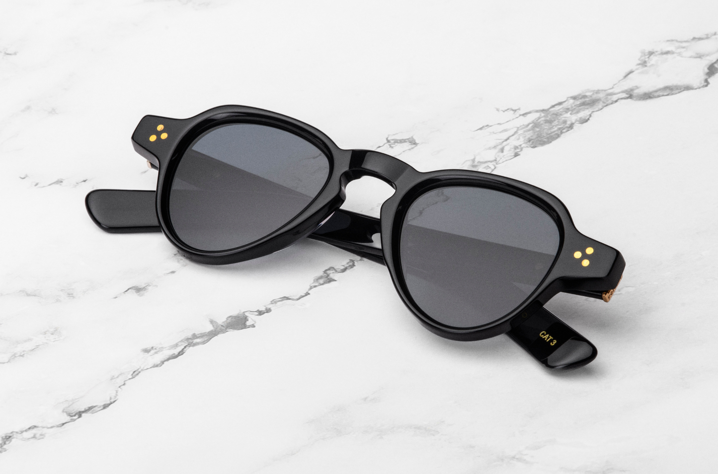 round black sunglasses