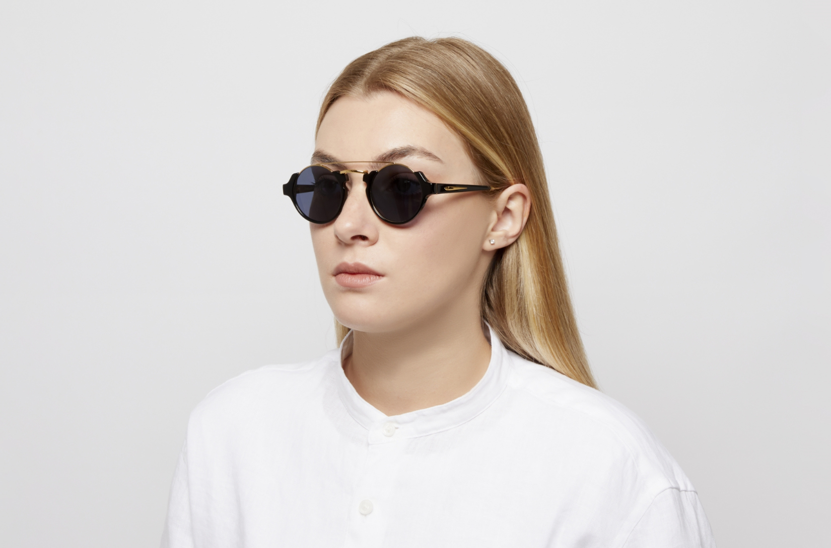 Black round sunglasses for women with polarized lenses by Kopajos