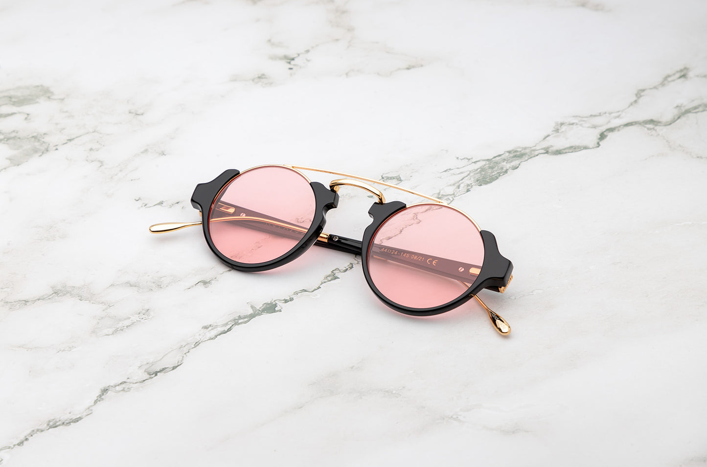 Black round sunglasses for women with polarized pink lenses by Kopajos