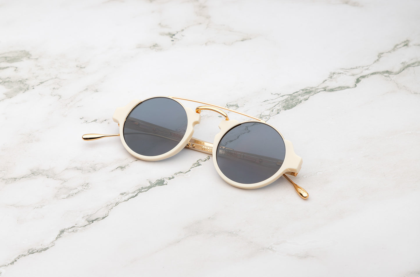 White round sunglasses for women with polarized black lenses by Kopajos