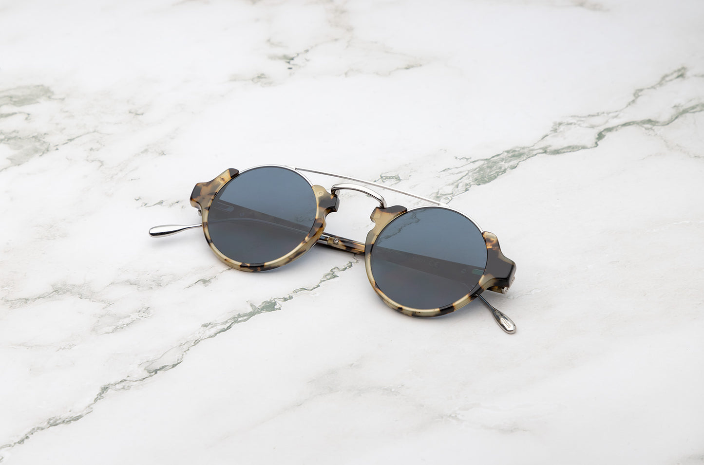 Tortoise round sunglasses for women with polarized black lenses by Kopajos