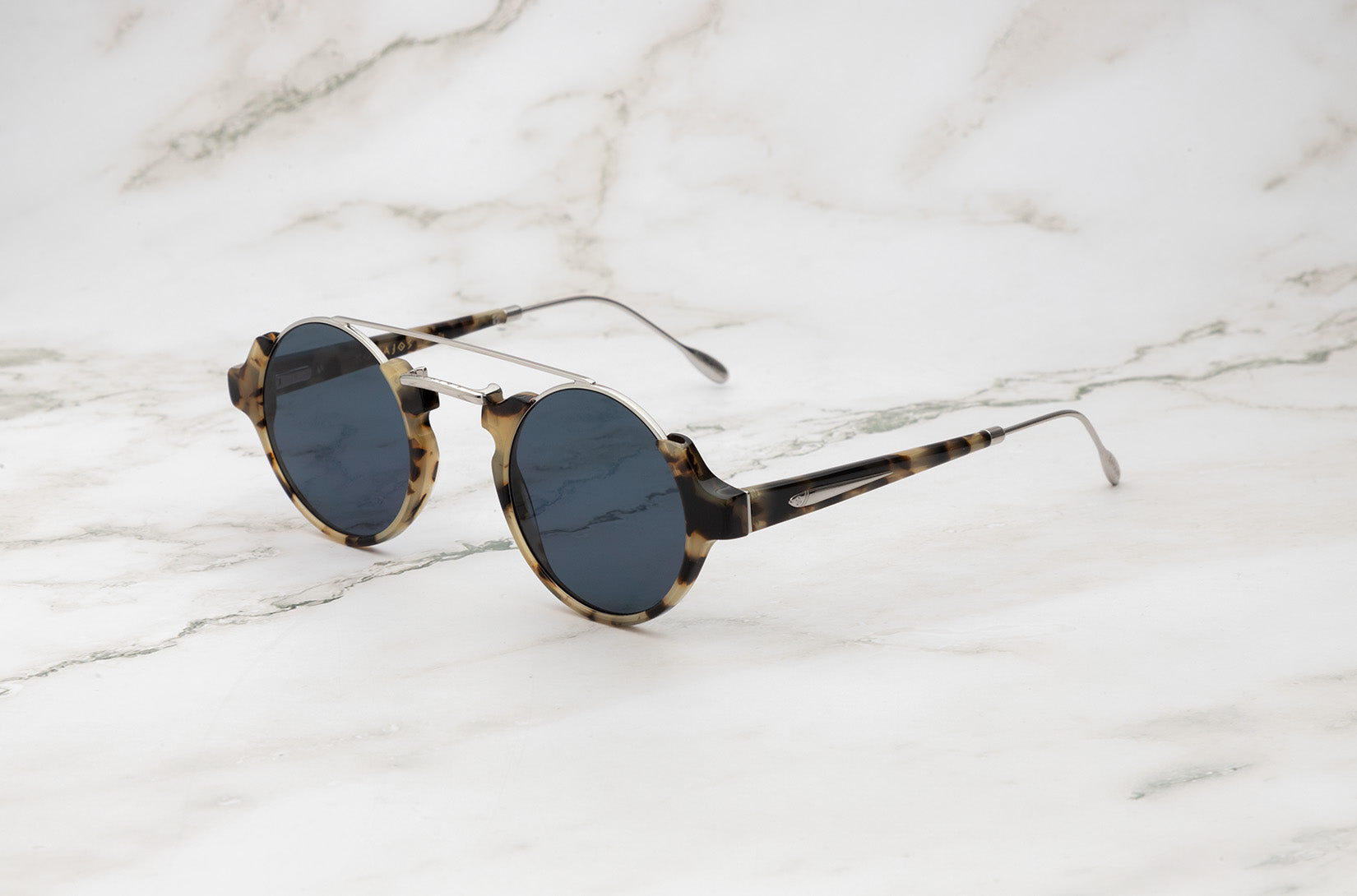 Tortoise round sunglasses for women with dark polarized lenses by Kopajos