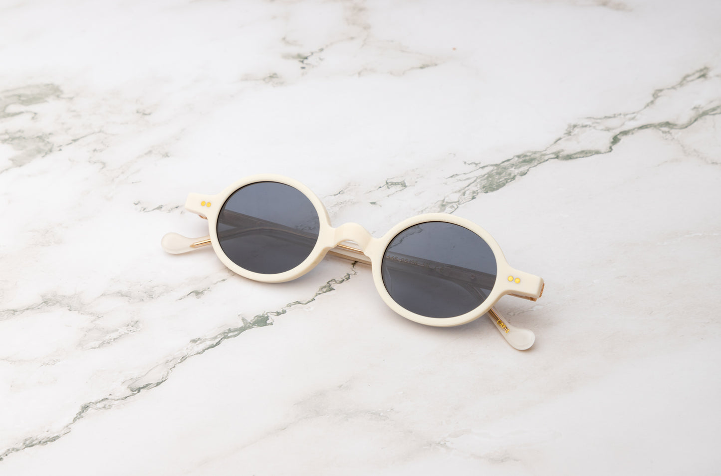 White round sunglasses for women with black polarized lenses by Kopajos