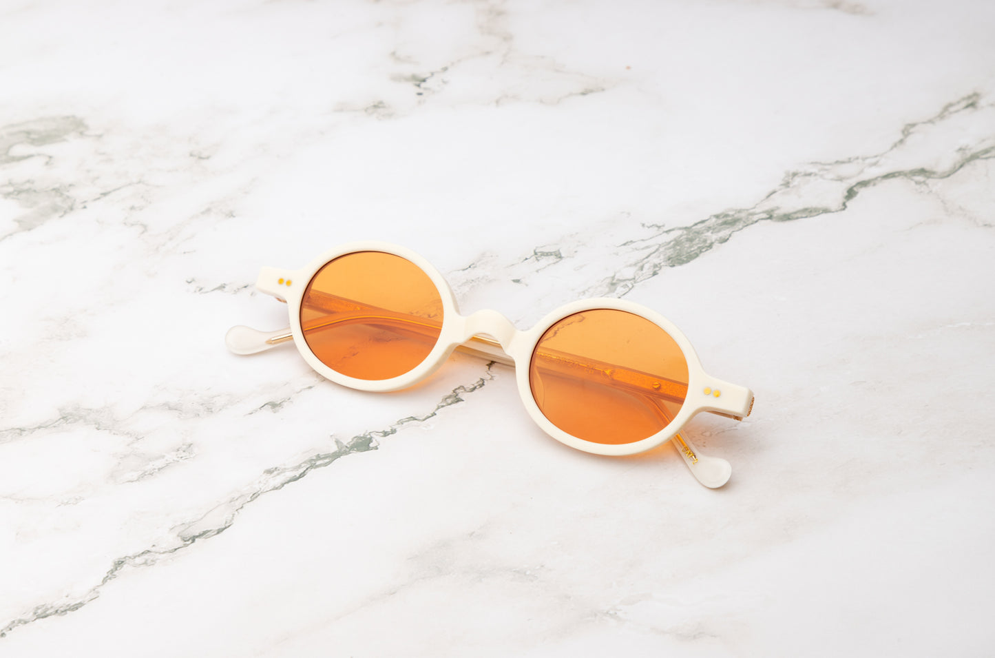 White round sunglasses for women with orange polarized lenses by Kopajos