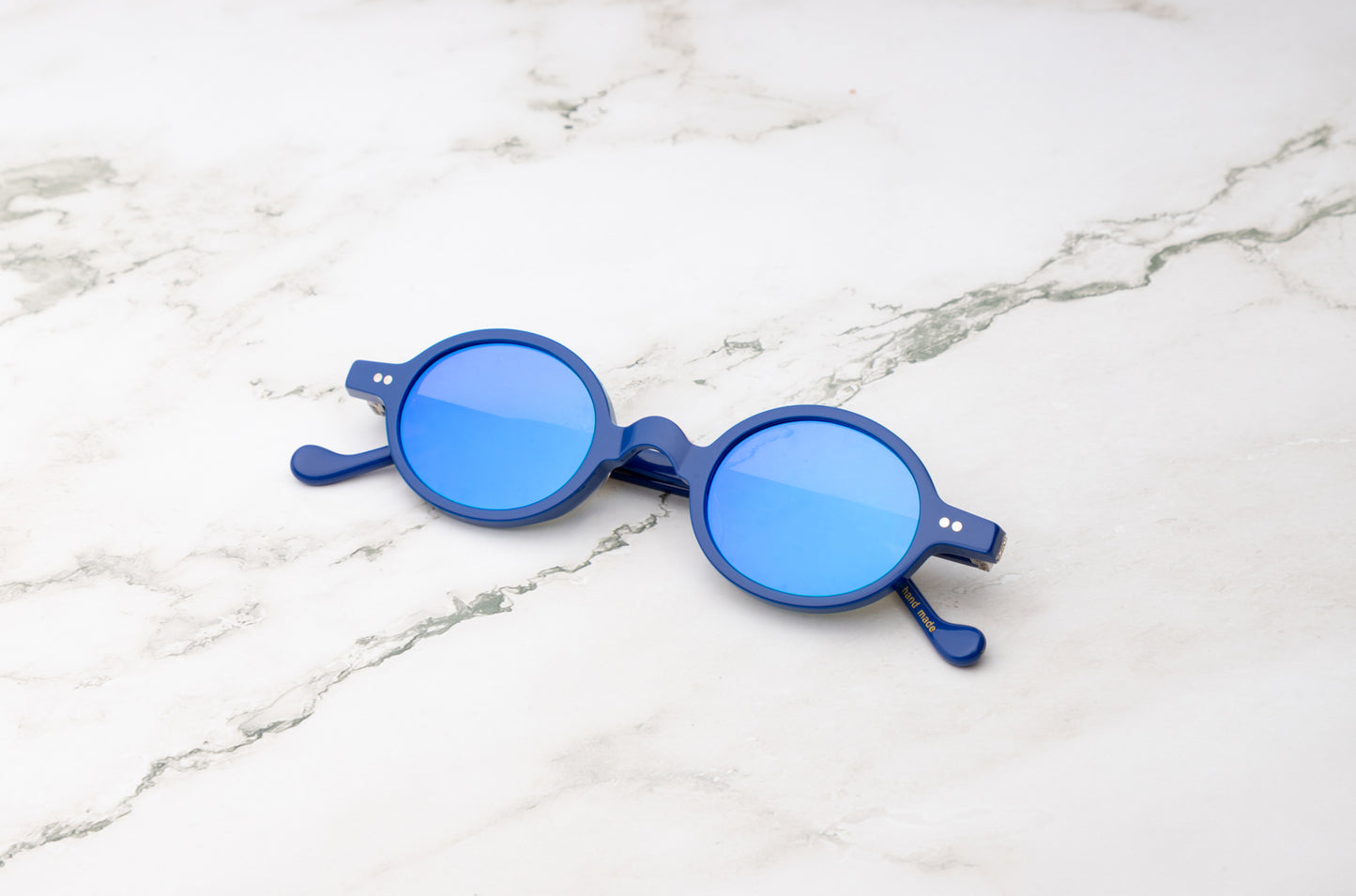 Blue round sunglasses with polarized lenses by Kopajos