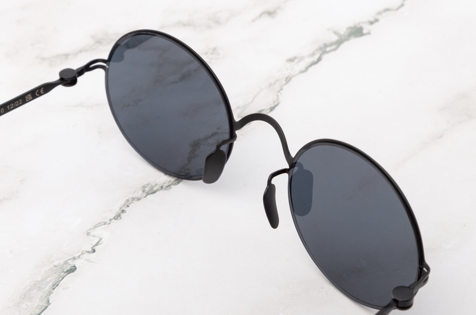 Paloma round sunglasses for men and women with polarized lenses by Kopajos, frame details