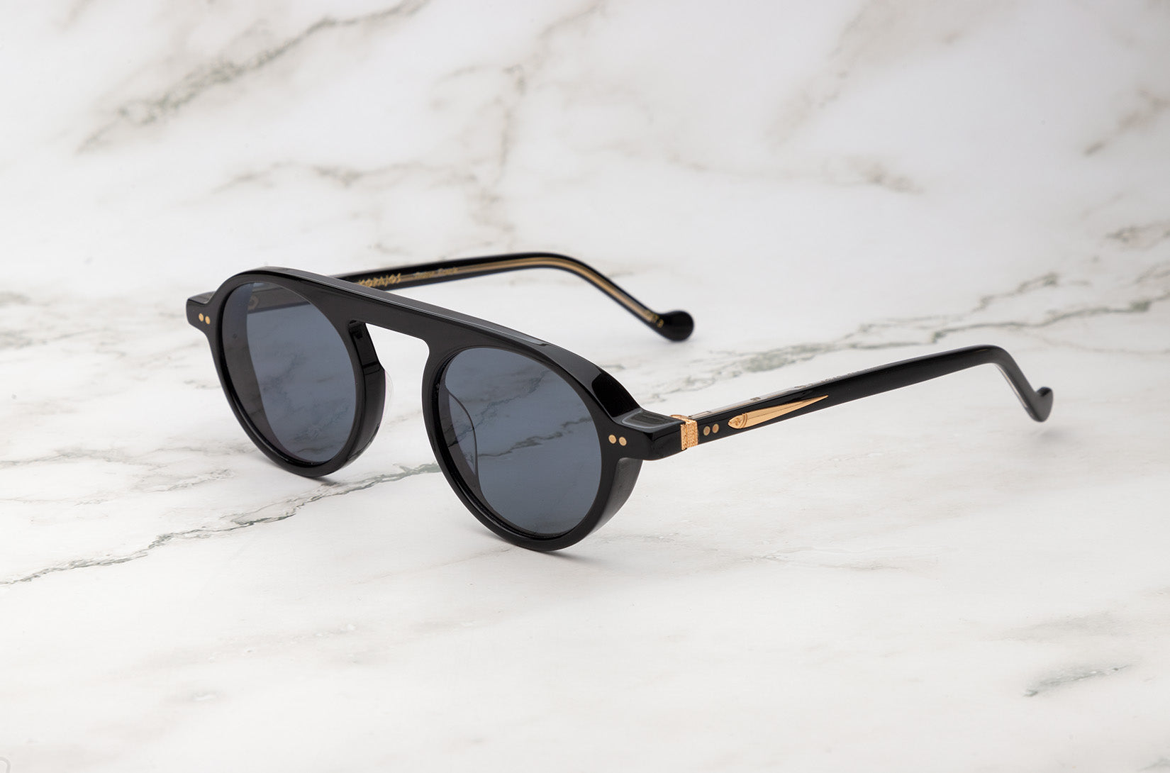 Mens round sunglasses by Peter Frank, timeless design.
