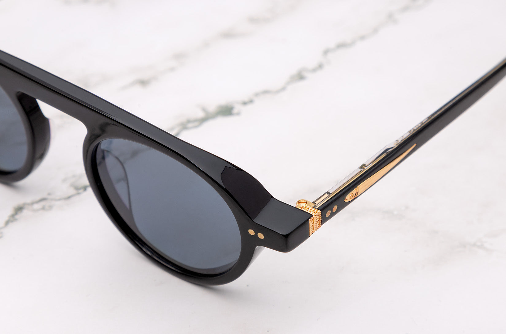 Elegant round frame sunglasses for mens from the Peter Frank collection.