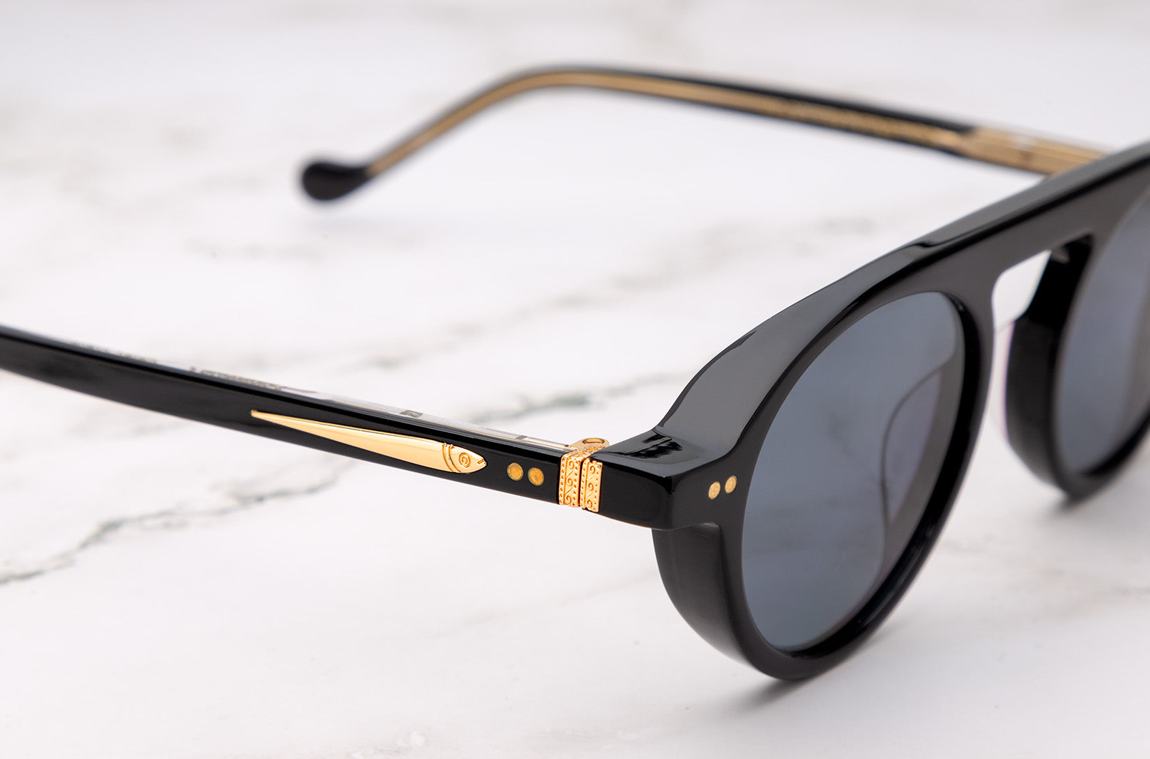Close-up on the Peter Frank round sunglasses female.