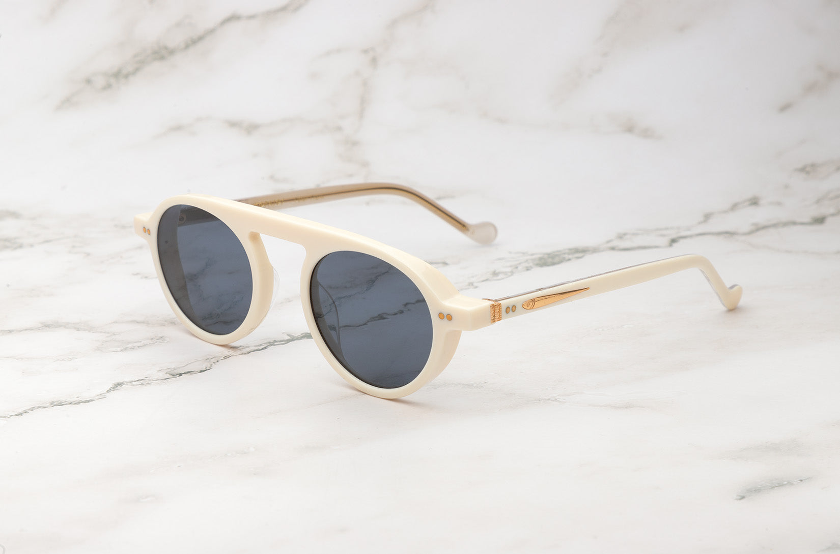 Front view of the stylish Peter Frank round sunglasses for women.