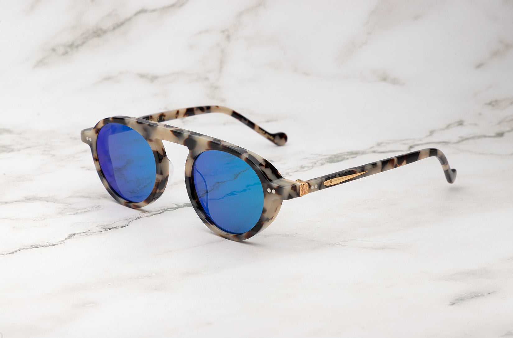 A detailed shot of the Peter Frank retro round sunglasses.
