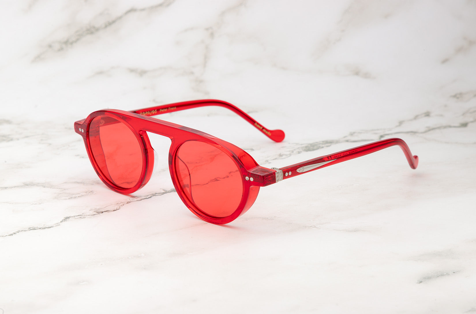 Big round sunglasses from Peter Frank with red frame and lenses