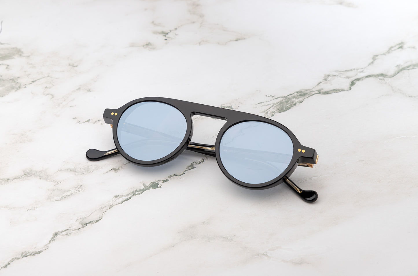 High-quality Peter Frank round polarized sunglasses to reduce glare.