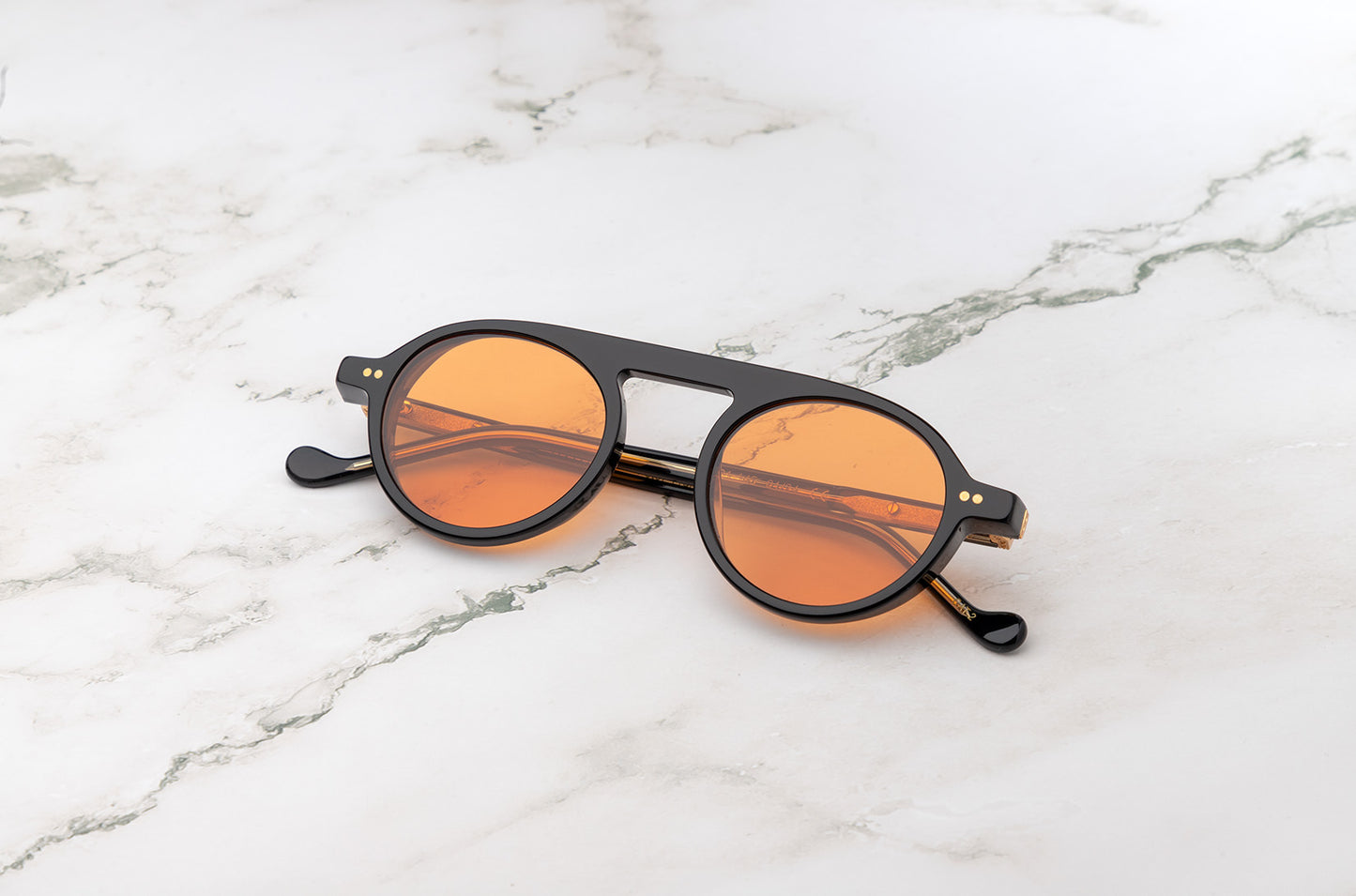 Discover the best face shape for round sunglasses with the Peter Frank model.
