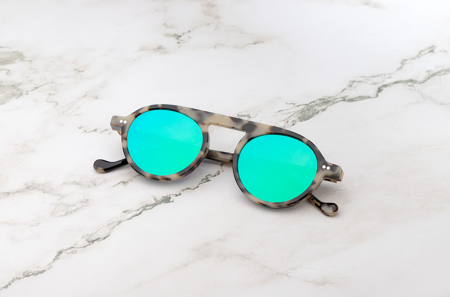 The perfect accessory for summer: Peter Frank round sunglasses.