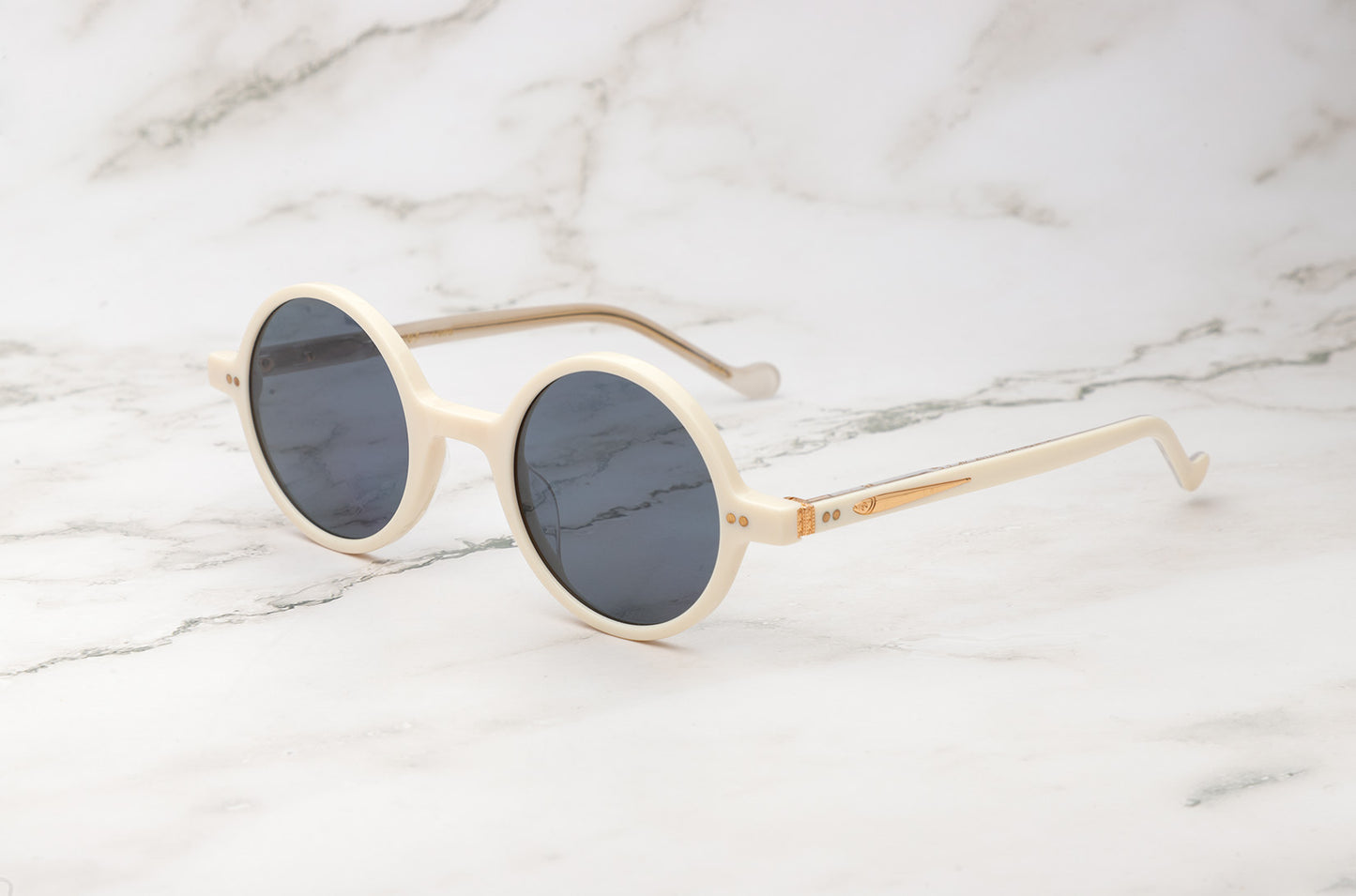 A detailed look at the Kopajos Petra round sunglasses with white frame.