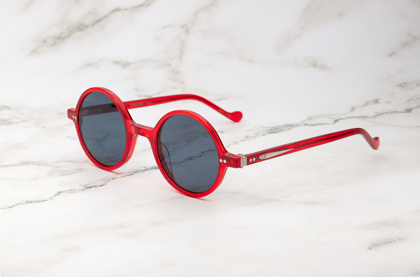 The unique shape of the Kopajos Petra round shaped face sunglasses.