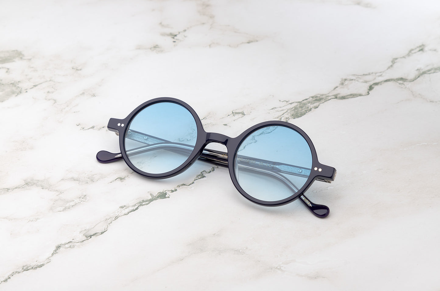The retro style of the Kopajos Petra sunglasses with modern materials and colors