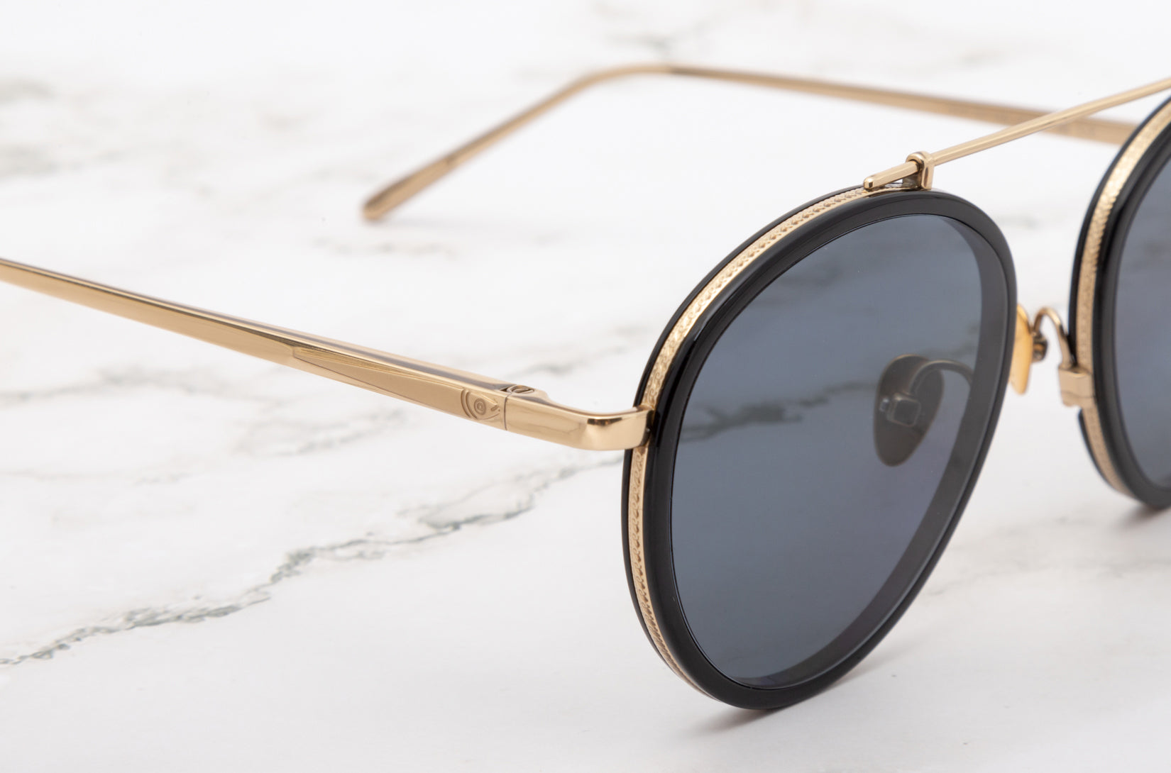 A classic pair of aviator sunglasses for men: the Sasha Davidov by Kopajos.