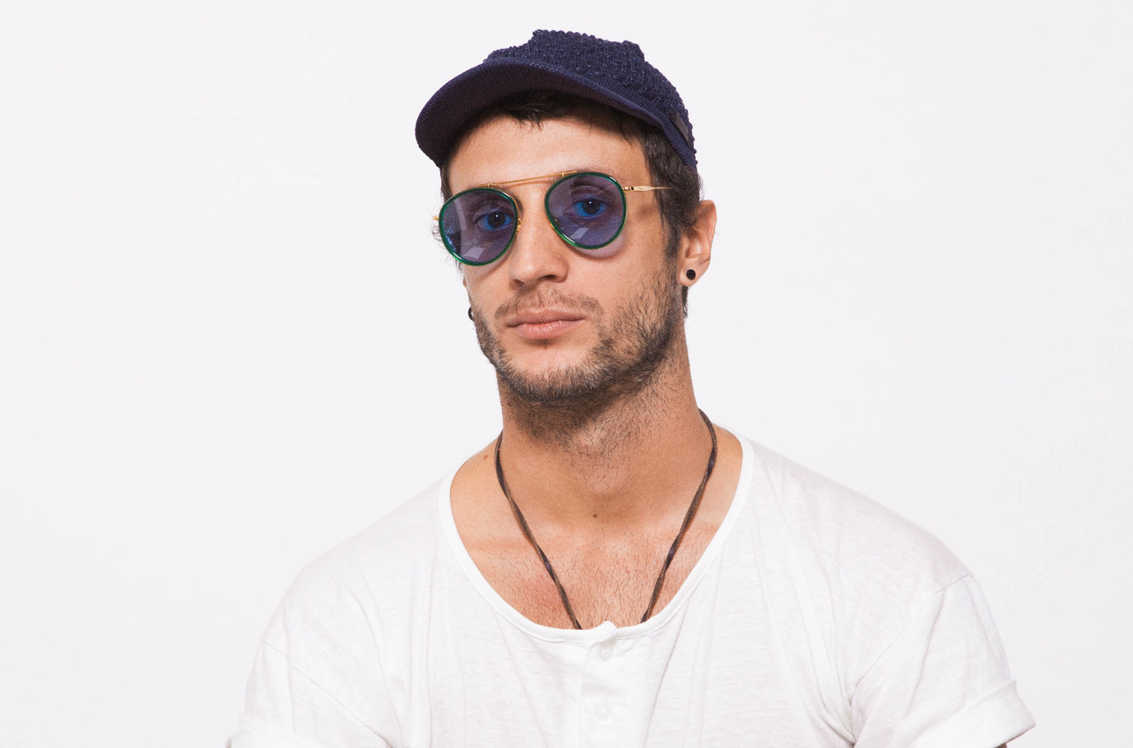 A model wearing the timeless men's aviator sunglasses "Sasha Davidov".