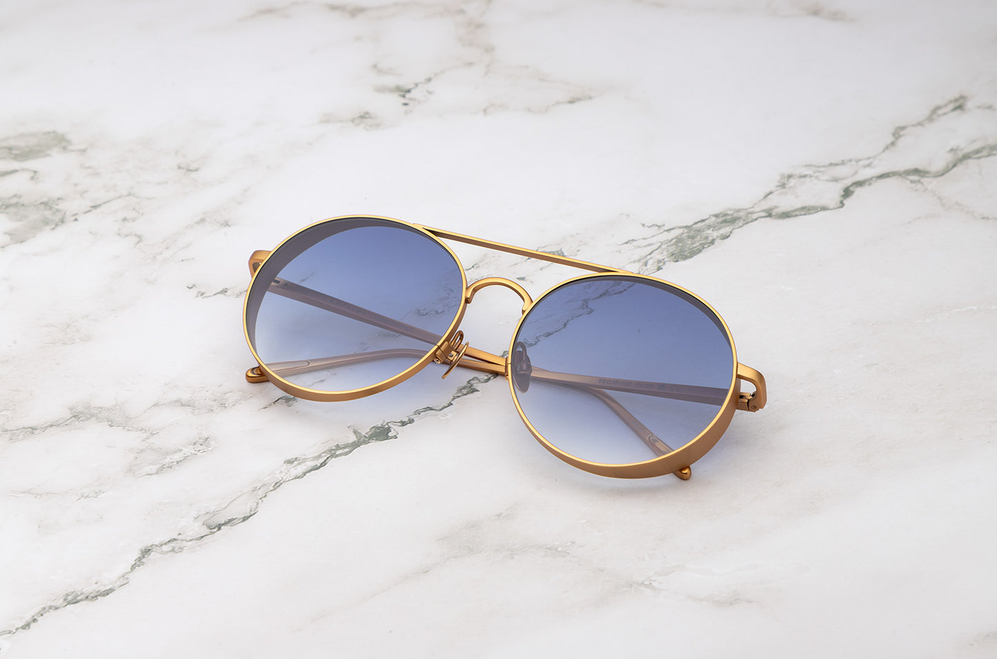 The deep, polished finish of the Thunderball round gold sunglasses.
