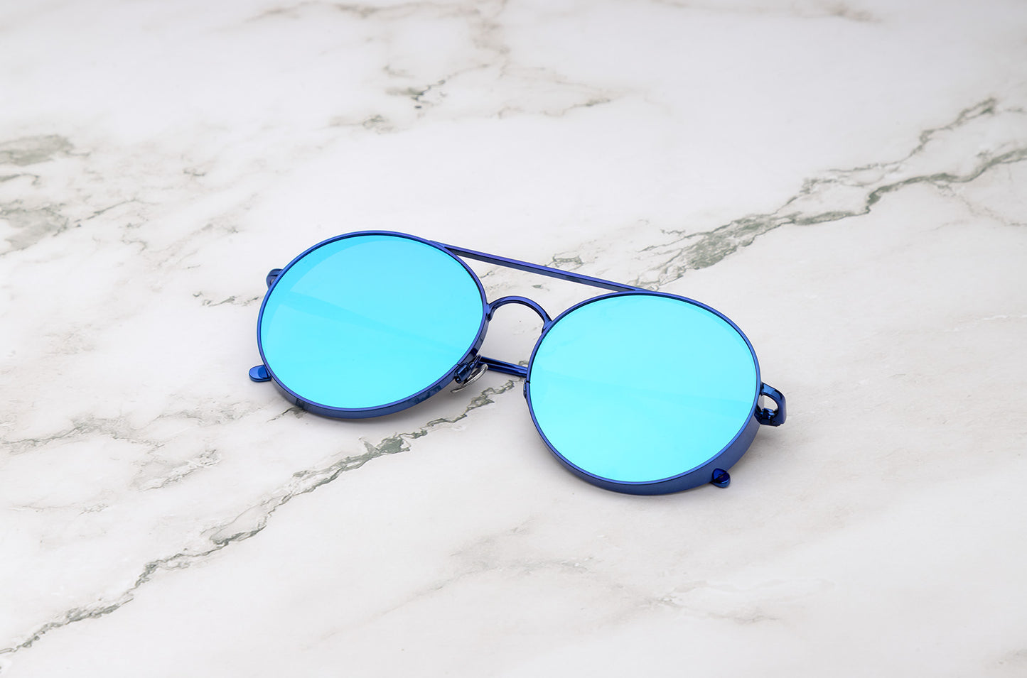 The perfect companion for a Mykonos adventure: the Thunderball polarized round sunglasses.