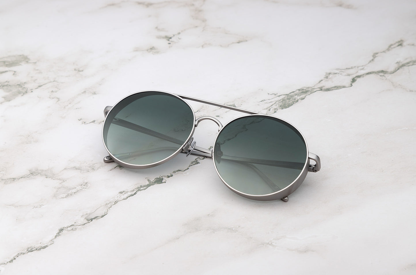 The lightweight comfort and sleek design of the Thunderball round metal sunglasses.