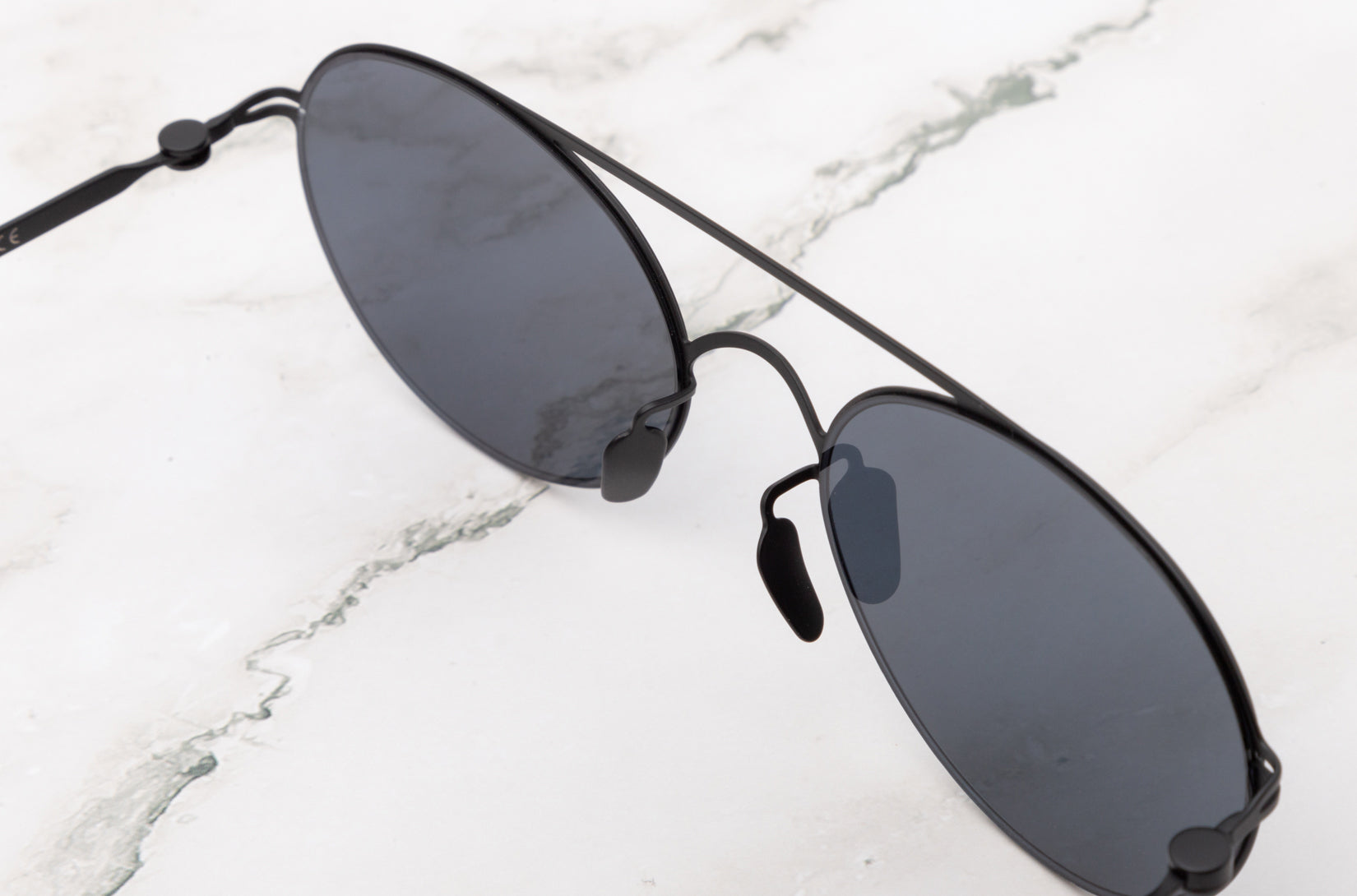 A model showcasing the elegant Tracy round sunglasses female model.