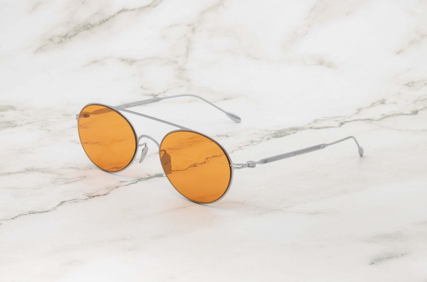 The effortless elegance of the Tracy, a premier choice in round sunglasses.
