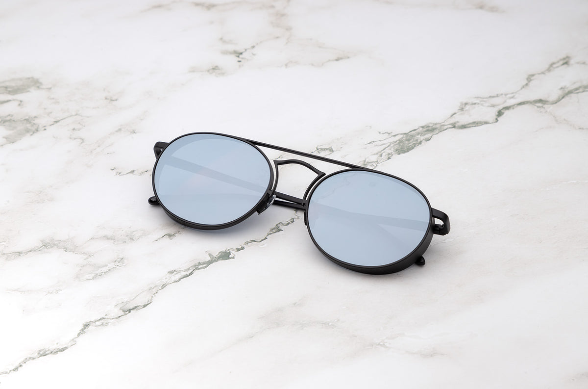 The exceptional lightness of the Whisper round frame sunglasses.
