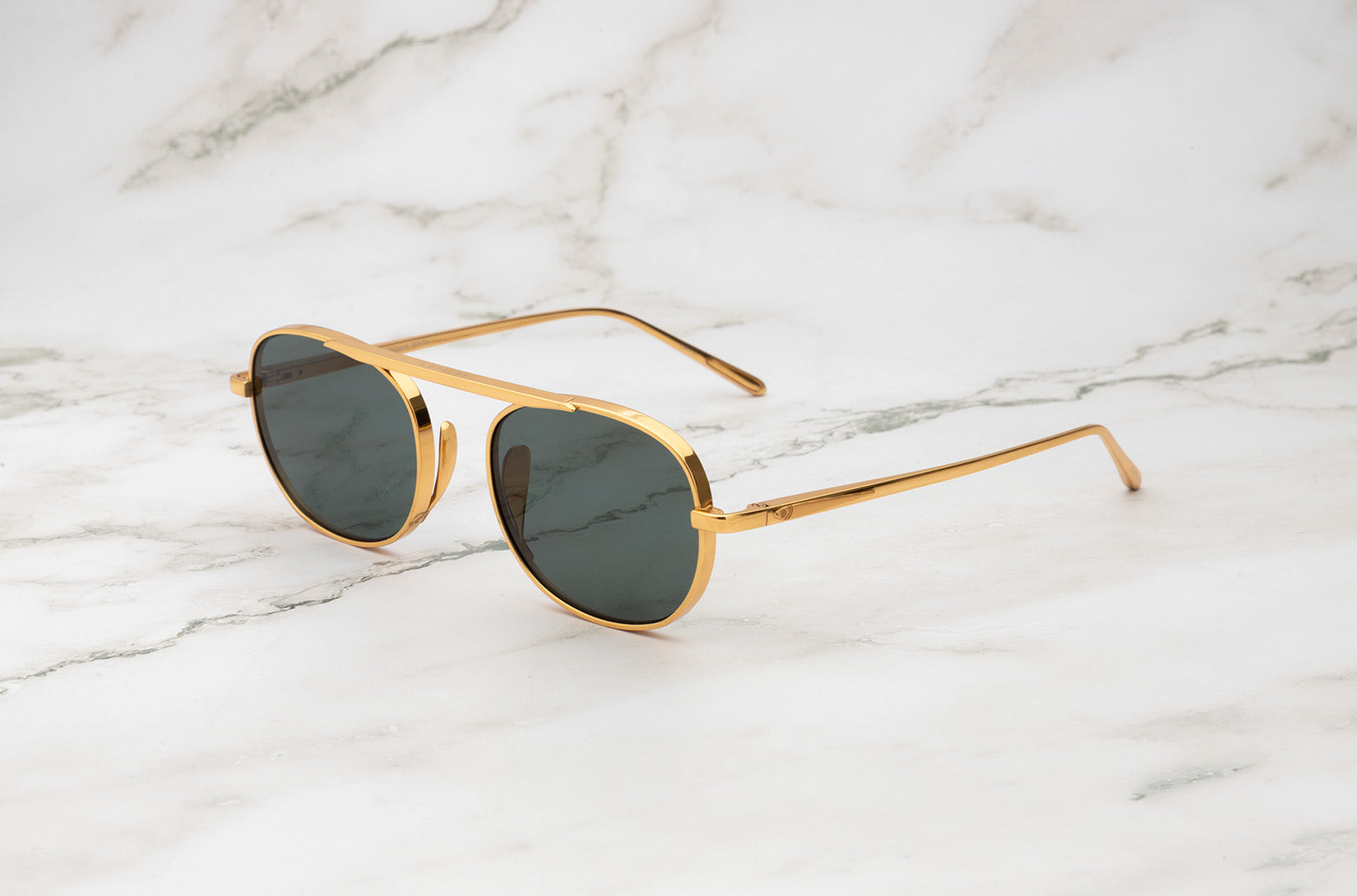 The unmistakable and distinguished silhouette of the Willard White round sunglasses.