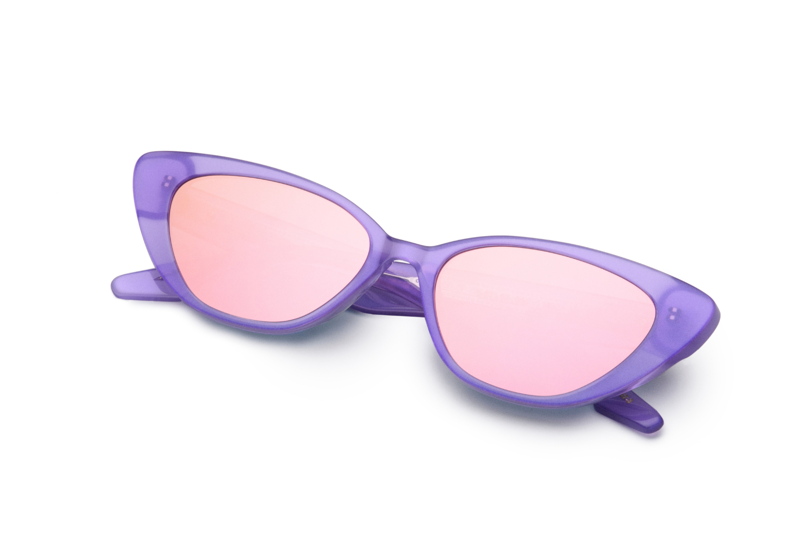 Liliac cat eye sunglasses Camille Montes with polarized pink lenses
