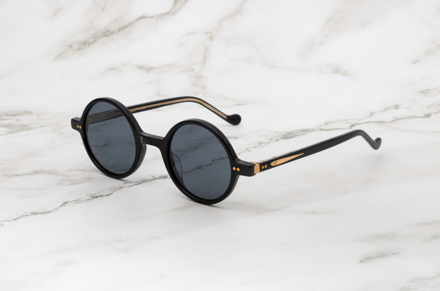 Side view of the Kopajos Petra round sunglasses for men.