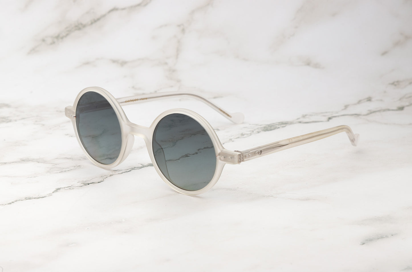 The round style sunglasses "Petra" by Kopajos.