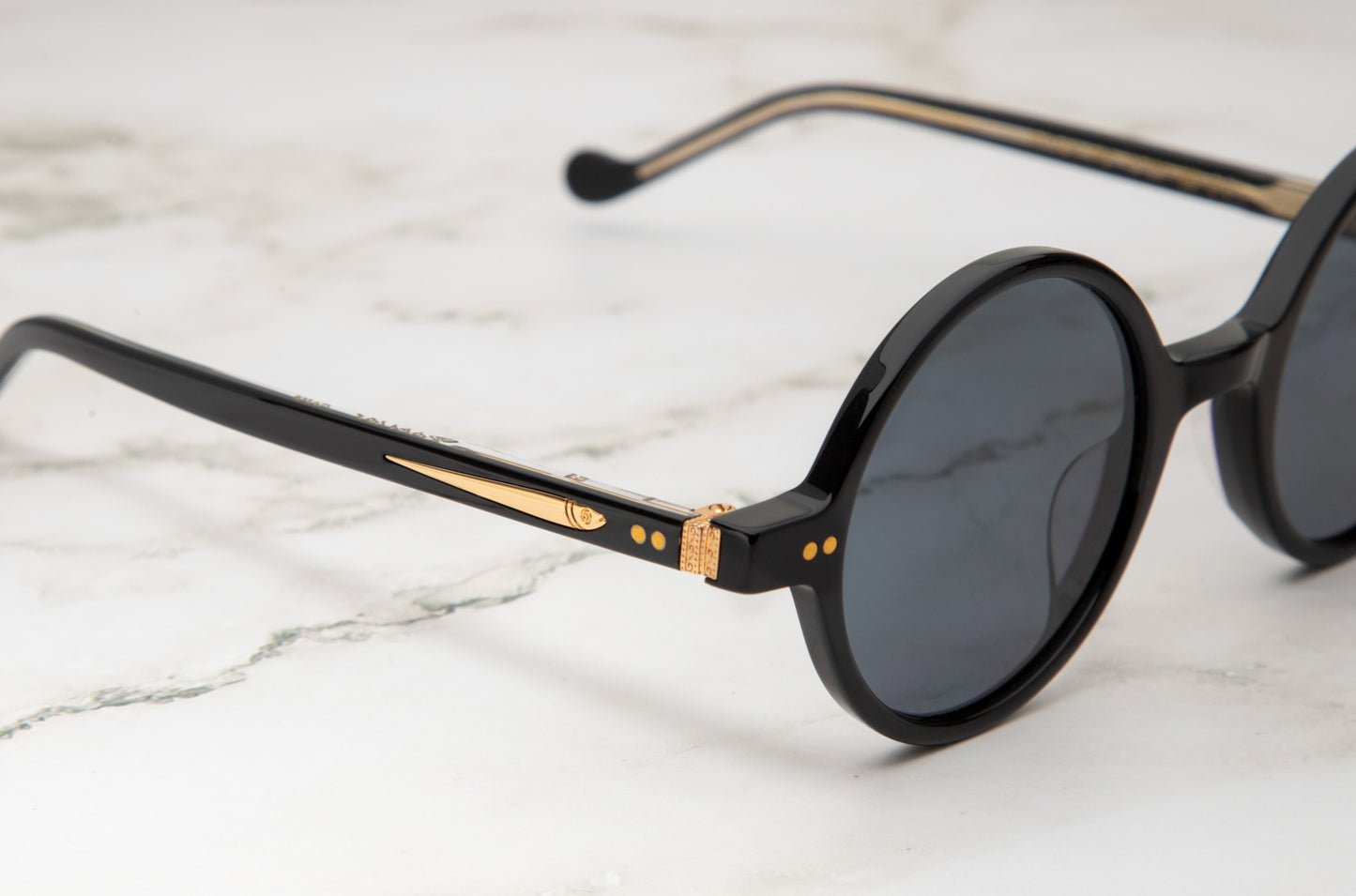 Kopajos Petra, the signature round sunglasses from the Miami collection.