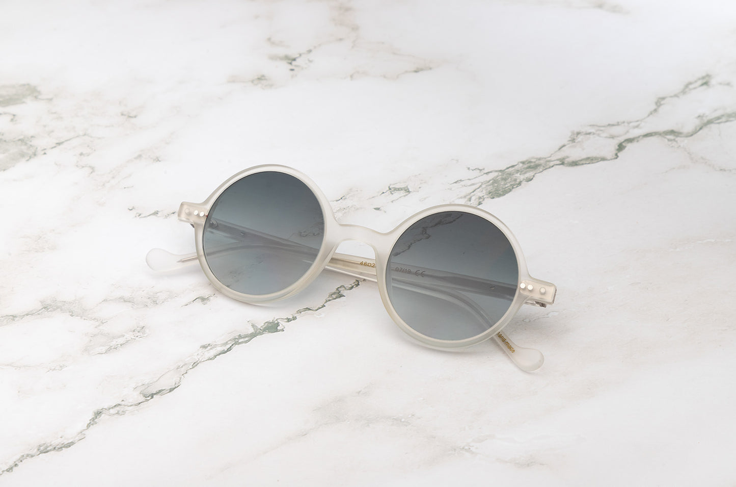 The perfect travel companion: the Petra round sunglasses by Kopajos.