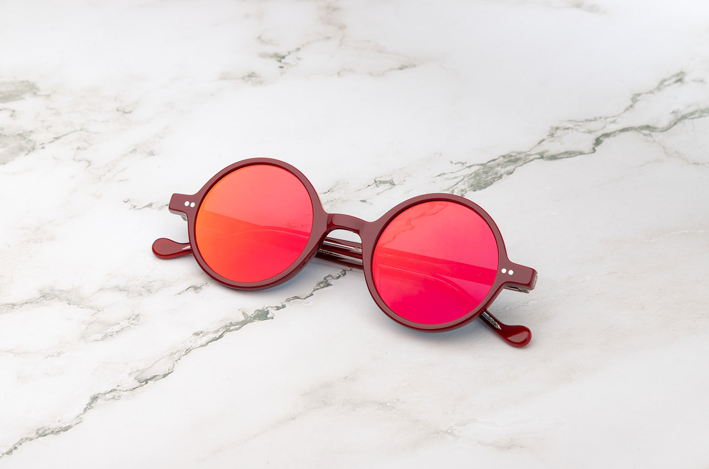 From Santorini to your city: the Kopajos Petra vintage round sunglasses.
